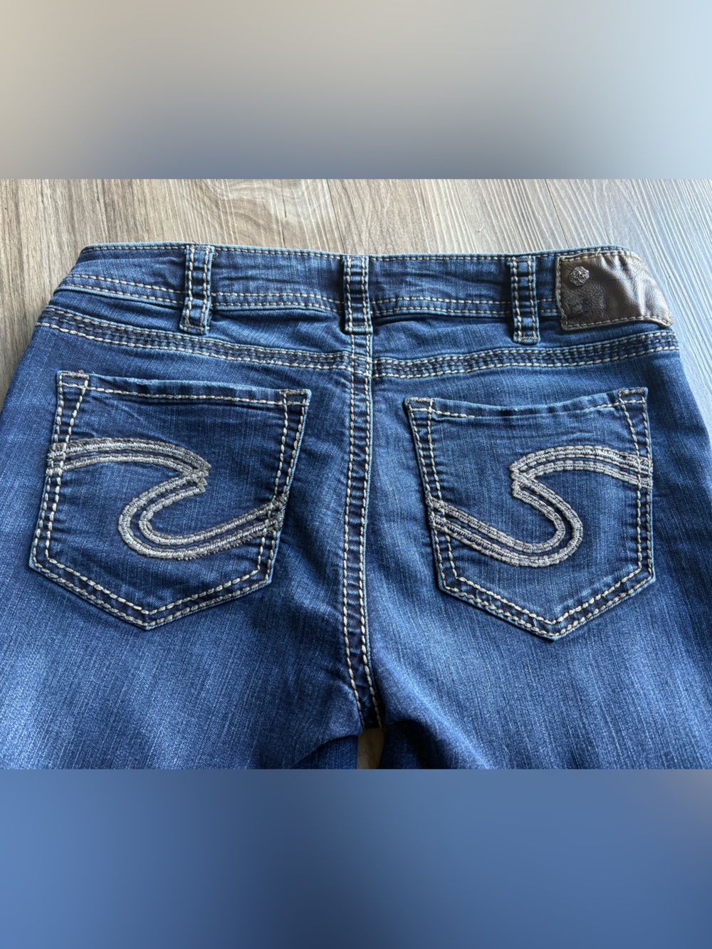 Women’s Dark Blue Skinny Jeans with Embroidered Back Pockets